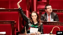 Ermani soykırımını inkar yasasını sunan Marsilya milletvekili Valerie Boyer