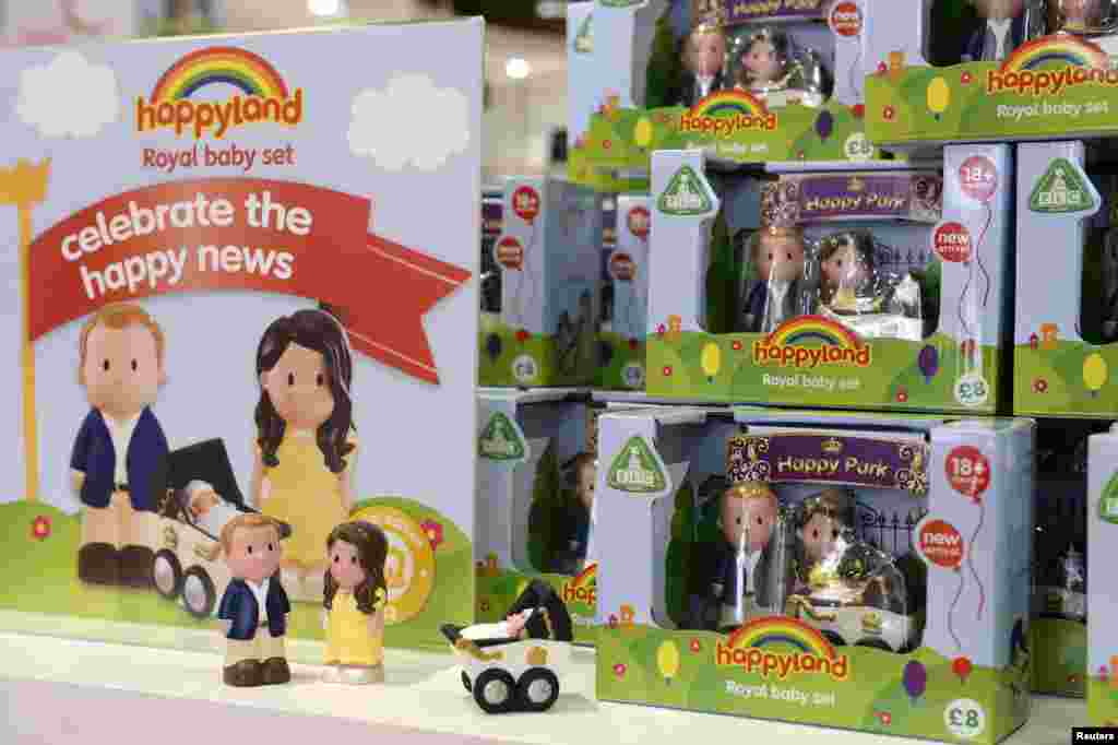 Models of Britain&#39;s Prince William and his wife Catherine, Duchess of Cambridge, and their newborn baby, are seen on sale in a Mothercare store, central London, July 23, 2013.&nbsp;