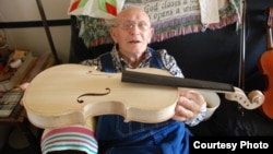 Clyde Davenport and his handmade fiddle, March 20, 2013 (Courtesy: Bobby Fulcher)
