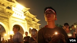 Para aktivis di Taiwan ikut mengenang korban tragedi Tiananmen di ibukota Taipei, 4 Juni 2011.