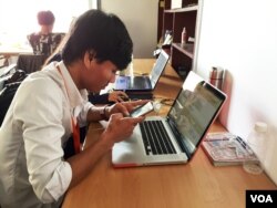 A team member works at Codingate office in Phnom Penh, Cambodia, March 3, 2017. (Sophat Soeung/VOA Khmer)