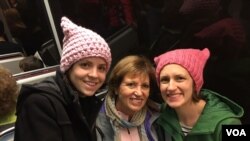 La Familia Schlesinger, madre e hijas, le dijeron a la Voz de América que el gorro significa retomar el sentido real de la palabra "pussy" en respuesta a declaraciones de Trump. Ellas recibieron los gorros gratis. (Foto Angélica Herrera)