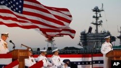 Церемония смены командования на корабле USS Blue Ridge на военно-морской базе США в Йокосуке, Япония, 7 сентября 2011 года