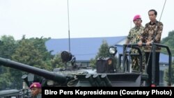 Presiden Joko Widodo berada diatas panser Marinir TNI Angkatan Laut di Jakarta, pada 10 November 2016. (Foto: Biro Pers Kepresidenan)