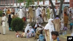 Flood relief camp in Nowshera, Pakistan, 9 Aug. 2010