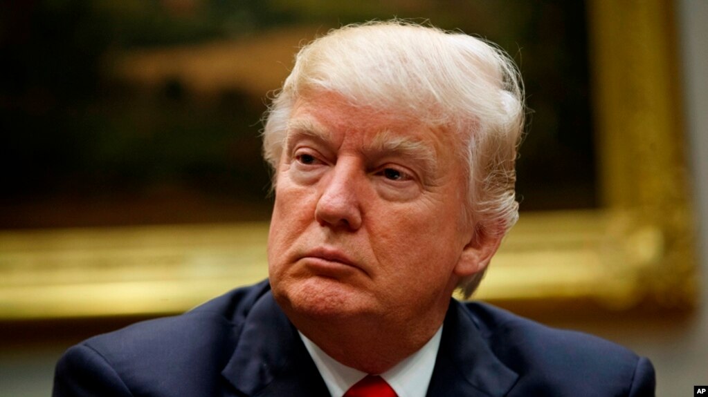 Aunque el FBI y múltiples legisladores han asegurado no tener pruebas de las acusaciones de Trump, la Casa Blanca se ha apoyado en los comentarios del presidente del Comité de Inteligencia de la Cámara Baja, el republicano Devin Nunes, quien aseguró haber visto información que sugería un posible espionaje al mandatario.
