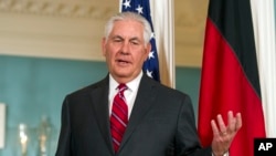 លោក​រដ្ឋ​មន្ត្រី​ការបរទេស Rex Tillerson ឆ្លើយ​សំណួរ​របស់​អ្នក​សារព័ត៌មាន​អំពី​កូរ៉េ​ខាង​ជើង ខណៈ​ដែល​លោក​ជួប​ប្រជុំ​ជាមួយ​នឹង​លោក​រដ្ឋ​មន្ត្រី​ការបរទេស​អាល្លឺម៉ង់ Sigmar Gabriel នៅ​ក្រសួង​ការបរទេស ក្នុង​រដ្ឋធានី​វ៉ាស៊ីនតោន កាលពី​ថ្ងៃទី៣០ ខែវិច្ឆិកា ឆ្នាំ២០១៧។