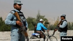 외국인 교직원 납치사건 현장 주변에서 8일 아프가니스탄 카불 경찰이 경계 임무를 수행하고 있다.