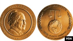 تصویری از مدال آزادی کنگره آمریکا که به رزا پارکز هدیه شد