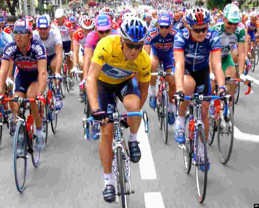 26 juillet 2002 : Lance Armstrong au d&eacute;part de la 18e &eacute;tape du Tour de France, avec &agrave; sa droite son co&eacute;quipier Floyd Landis.