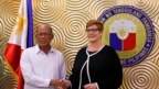 Bộ trưởng Quốc phòng Australia Marise Payne bắt tay người tương nhiệm Philippines Delfin Lorenzana, trước khi thảo luận về việc trợ giúp Philippines chống IS tại Marawi.