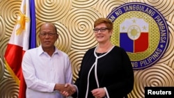 Bộ trưởng Quốc phòng Úc Marise Payne (phải) bắt tay người tương nhiệm Delfin Lorenzana trước một cuộc họp bàn chiến lực quân sự và sự hỗ trợ trong cuộc chiến của Philippines chống lại những kẻ chủ chiến Hồi giáo ở Marawi, tại Căn cứ Không quân Villamor ở Bsay, Vùng đô thị Manila, Philippines, ngày 8 tháng 9, 2017.