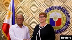 BTQP Úc Marise Payne bắt tay BTQP Philippines Delfin Lorenzana, tại căn cứ không quân Villamor