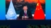 Los miembros del personal de los medios ven una imagen en vivo del presidente de China, Xi Jinping, hablando desde el centro de medios de la Conferencia de la ONU sobre Biodiversidad en Kunming, en la provincia de Yunnan, suroeste de China, el 12 de octubre de 2021. 