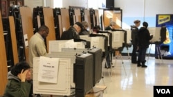 马里兰州的选民在一个投票站投票