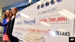 Mavis Wanczyk dari Chicopee, Massachusetts berdiri di samping poster lotere yang dimenangkannya. Ia memenangkan lotere 758.7 juta dolar.
