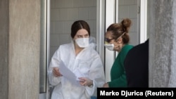 Arhiva - Medicinska sestra ispred Infektivne klinike u Beogradu, 17. marta 2020. (REUTERS/Marko Đurica)
