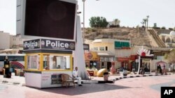 Policier montant la garde en face d'un poste de police du tourisme à Naama Bay, Charm el-Cheikh, au sud du Sinaï, en Egypte, le 8 novembre 2015.