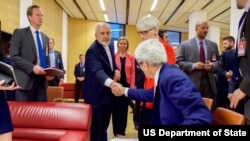 محمدجواد ظریف وزیر خارجه ایران در حال دست دادن باجان کری وزیر امور خارجه آمریکا پس از حصول توافق حامع اتمی - ۱۴ ژوئیه ۲۰۱۵