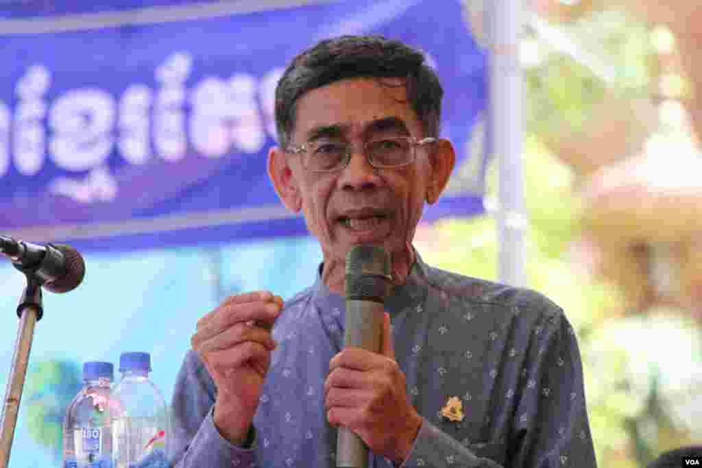 ព្រះអង្គម្ចាស់ ស៊ីសុវត្ថិ ធម្មិកោ អតីតលេខាផ្ទាល់របស់សម្តេចឪព្រះបាទសម្តេចព្រះនរោត្តម សីហនុ មានព្រះបន្ទូលទៅកាន់ព្រះសង្ឍនិងអ្នកចូលរូម ប្រមាណជាង៧០០នាក់នៅវត្តចាស់នៃរាជធានីភ្នំពេញ នៅថ្ងៃទី០៤មិថុនា ឆ្នាំ២០១៦ នៅក្នុងការប្រារព្ធខួប៦៧ឆ្នាំ ថ្ងៃអាណានិគមបារាំងកាត់ផ្ទេរទឹកដីខ្មែរដែលបប្ចុប្បន្នហៅថាកម្ពុជាក្រោម ឲ្យប្រទេសវៀតណាមនៅឆ្នាំ១៩៤៩។(ឡេង ឡែន/VOA)