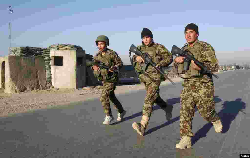 افغان نیشنل آرمی کے فوجی جائے وقوع پر پہنچ رہے ہیں