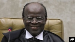 Le président brésilien de la Cour suprême, Joaquim Barbosa, lors de sa cérémonie d'inauguration à la Cour suprême à Brasilia, au Brésil, le jeudi 22 novembre 2012. Barbosa est le premier leader noir du Brésil à accéder à la présidence de la Cour suprême.