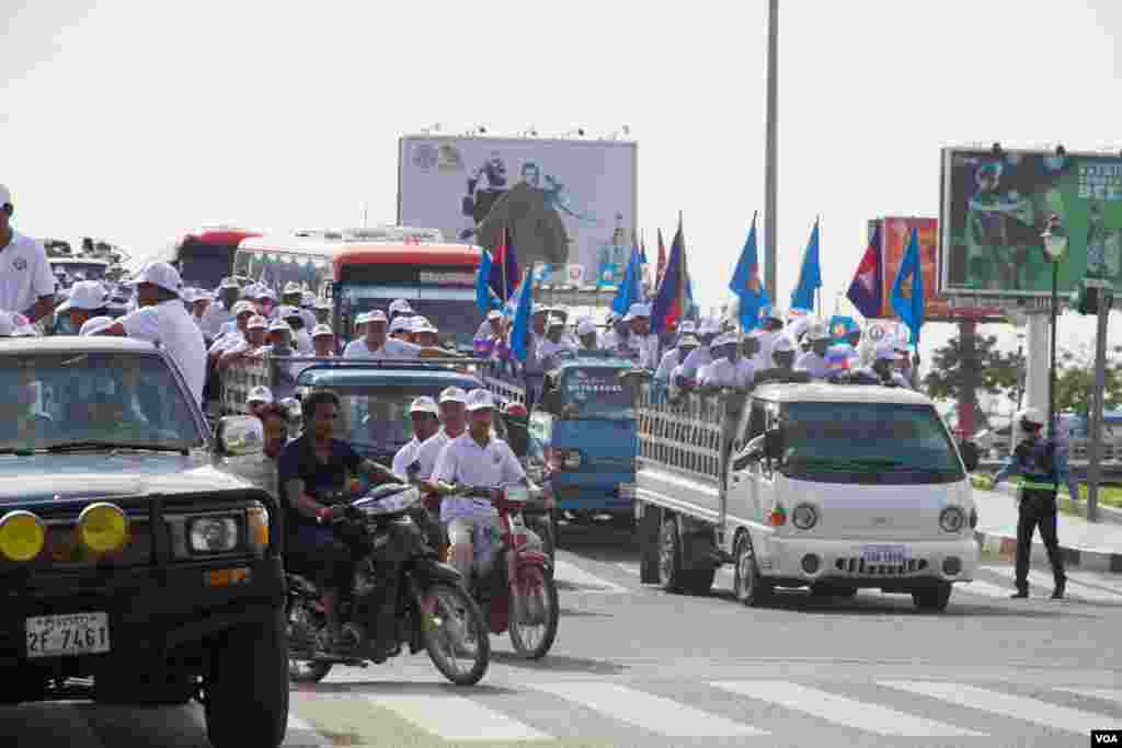 ទិដ្ឋភាពនៃ​សកម្មជន​គណបក្ស​ប្រជាជន​កម្ពុជា​ចូលរួម​ ក្នុង​ថ្ងៃទី១​ នៃ​យុទ្ធនាការ​ឃោសនា​បោះឆ្នោត​ឃុំ សង្កាត់​របស់​គណបក្ស​ប្រជាជន​កម្ពុជា​ ក្នុង​រាជធានី​ភ្នំពេញ​ នៅថ្ងៃ​ទី២០​ ខែ​ឧសភា​ ឆ្នាំ​២០១៧។ (ហ៊ាន សុជាតា/VOA)