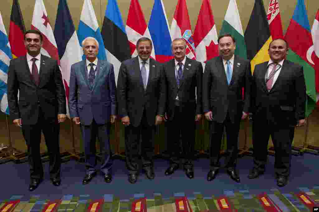 AQSh Mudofaa vaziri Leon Panetta Markaziy Osiyo tashqi ishlar vazirlari va diplomatlari bilan