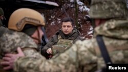 Президент України Володимир Зеленський відвідав позиції української армії на Донеччині з нагоди Дня збройних сил України 6 грудня 2021 р.