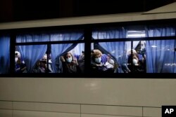 Пасажирів Diamond Princess на автобусах везуть до літаків