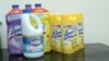 Productos desinfectantes Lysol usados en el hogar durante la pandemia de coronavirus.