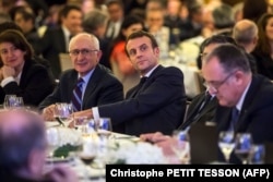 CCAF yemeğinde tarihçi Taner Akçam'la yan yana oturan Fransa Cumhurbaşkanı Macron