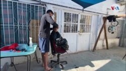 Migrante brasileño contribuye como barbero en el refugio El Buen Samaritano