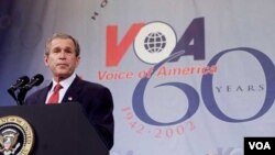 Претседателот Џорџ В. Буш зборува на прославата по повод 60-годишнината на Гласот на Америка, 25 февруари 2002 година