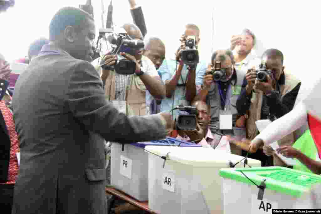 Daviz Simango, candidato pelo MDM, coloca o voto na urna. Beira, Moçambique 15 Out, 2014