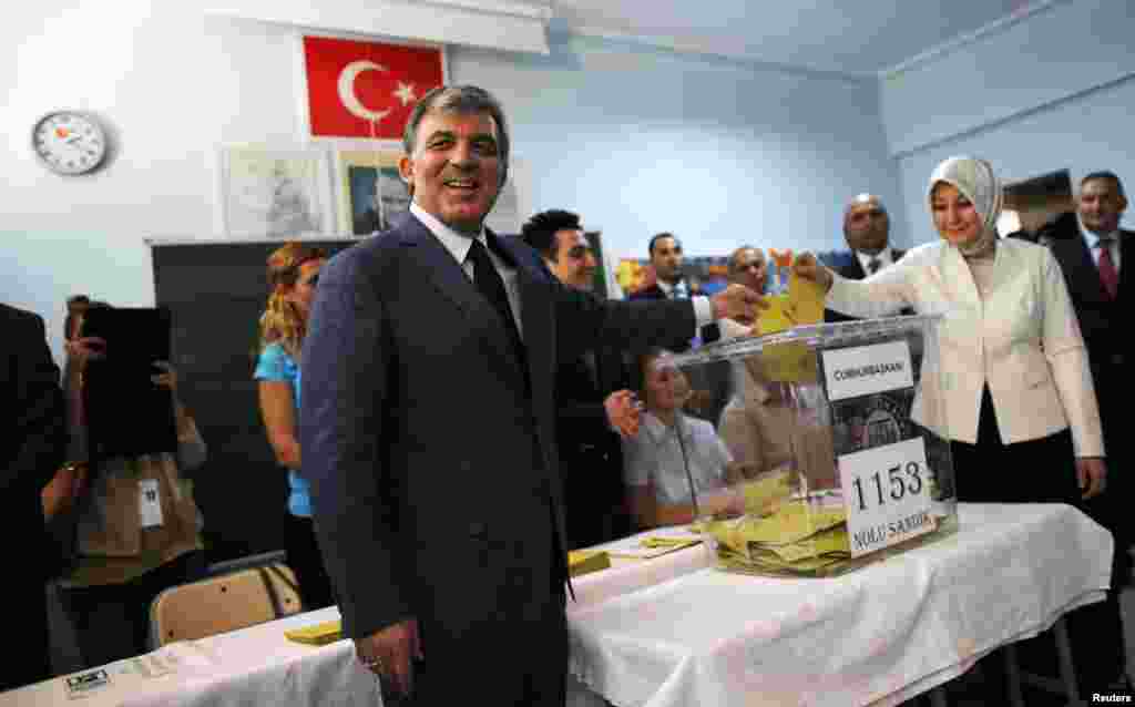 ترکی کے صدر عبداللہ گل اور ان کی اہلیہ اپنا ووٹ ڈال رہے ہیں۔