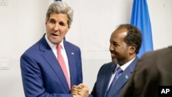 Secretary of State John Kerry meets with President Hassan Sheikh Mohamud at the airport in Mogadishu, Somalia, May 5, 2015.