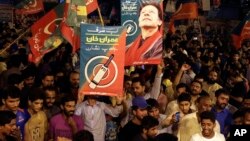 Des partisans d'Imran Khan célébrent les résultats partiels des législatives suggérant la victoire de son parti, Islamabad, Pakistan, le 25 juillet 2018.