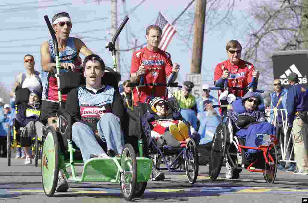 Participants in the wheelchair division of the 118th Boston Marathon start their race, in Hopkinton, Mass., April 21, 2014.