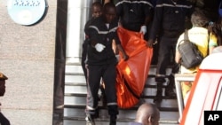 Les secours transportent le corps d'une victime à l'hôtel Radisson, à Bamako, Mali, 20 novembre 2015.