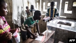 Voters are seen at a polling station during presidential elections in Makelele, Brazzaville, March 20, 2016. Congo began voting on March 20 under a media blackout, in a tense ballot expected to see President Denis Sassou Nguesso prolong his 32-year rule.