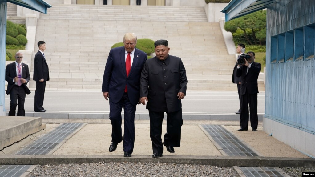 Tổng thống Mỹ Donald Trump (trái) gặp lãnh đạo Triều Tiên Kim Jong Un tại khu phi quân sự giữa hai miền Triều Tiên vào ngày 30/6/2019.