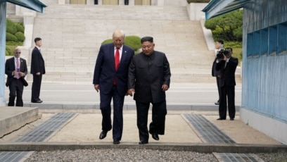 Tổng thống Mỹ Donald Trump (trái) gặp lãnh đạo Triều Tiên Kim Jong Un tại khu phi quân sự giữa hai miền Triều Tiên vào ngày 30/6/2019.
