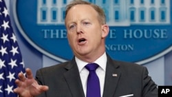 ໂຄສົກທຳນຽບຂາວ ທ່ານ Sean Spicer ກ່າວຖະແຫລງ ໃນລະຫວ່າງ ກອງປະຊຸມຖະແຫລງຂ່າວ ປະຈຳວັນ ຢູ່ທີ່ທຳນຽບຂາວ ໃນນະຄອນຫຼວງວໍຊິງຕັນ, ວັນທີ 7 ກຸມພາ 2017. 