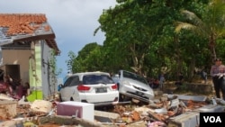 Banyak rumah dan bangunan rusak setelah tsunami menerjang Pandeglang, Banten (VOA/Bhagaskoro).