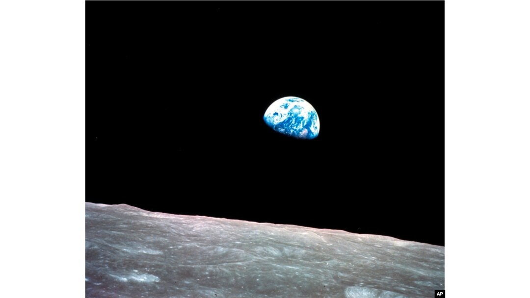 ARSIP – Foto yang diambil tanggal 24 Desember 1968 disediakan oleh NASA menunjukkan planet bumi di latar belakang permukaan bulan selama misi Apollo 8.