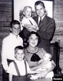 Vợ chồng Bush và các con trong một bức ảnh chân dung gia đình năm 1956