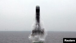 북한이 지난해 10월 동해 원산만 수역에서 신형 잠수한탄도미사일(SLBM) '북극성-3형' 시험발사에 성공했다면서 사진을 공개했다.