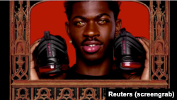 Cantor americano Lil Nas X exibe os polémicos ténis marca Nike "Satan Shoes" não autorizados