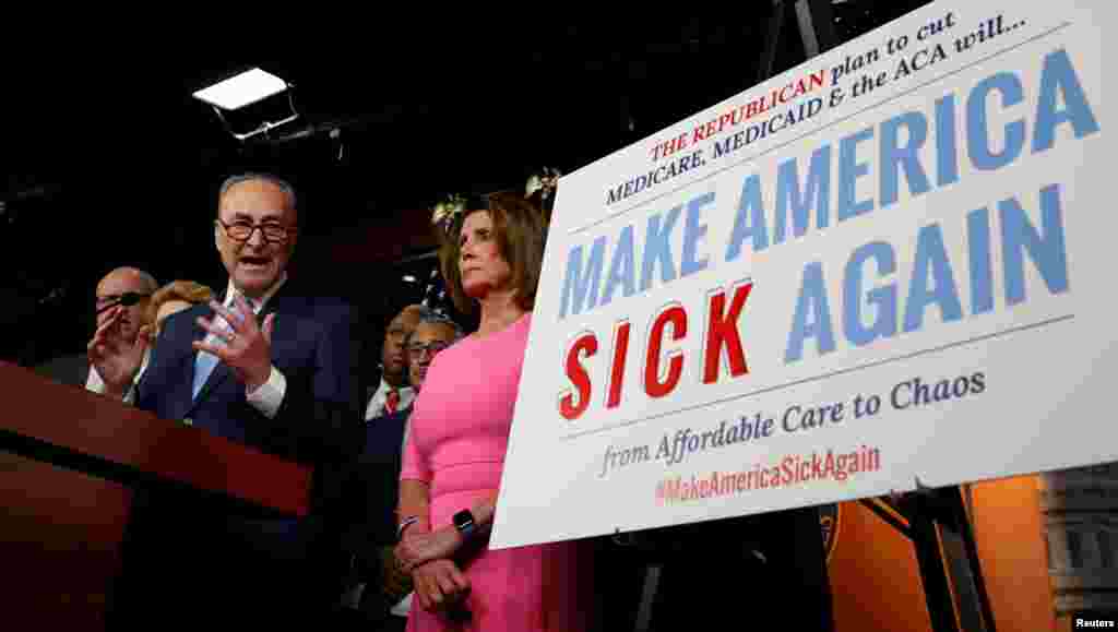 លោក​សមាជិក​សភា​ខាង​គណ​បក្ស​ប្រជា​ធិបតេយ្យ Chuck Schumer និង​មេដឹក​នាំ​តំណាង​រាស្រ្ត​ Nancy Pelosi ថ្លែង​នៅ​ក្នុង​កិច្ចប្រជុំ​មួយ​ជាមួយ​ប្រធានាធិបតី​ Barack Obama អំពី​កិច្ច​ខំប្រឹង​ប្រែង​ក្នុង​សភា​របស់​គណ​បក្សសាធារណ​រដ្ឋដើម្បី​លុប​កមកម្មវិធី​ថែរក្សា​សុខភាព​ Affordable Care Act នៅ​វិមាន Capitol Hill ក្នុង​រដ្ឋធានី​វ៉ាស៊ីនតោន។